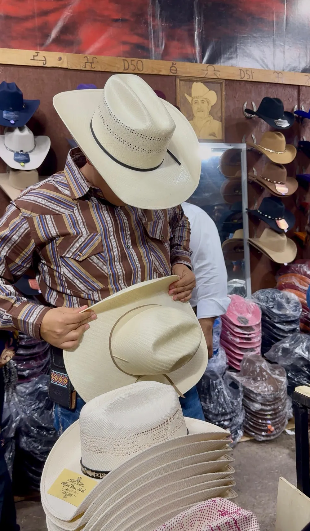 Revisión de sombreros de paja en el mostrador del taller